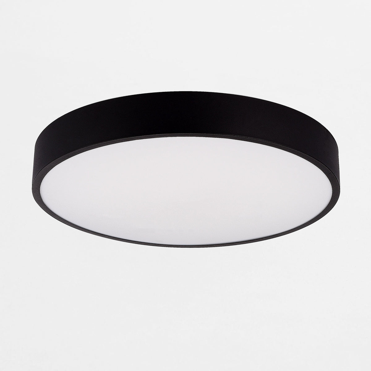 Plafonnier rond noir vu de dessous, diffuseur blanc opaque, cadre fin en métal