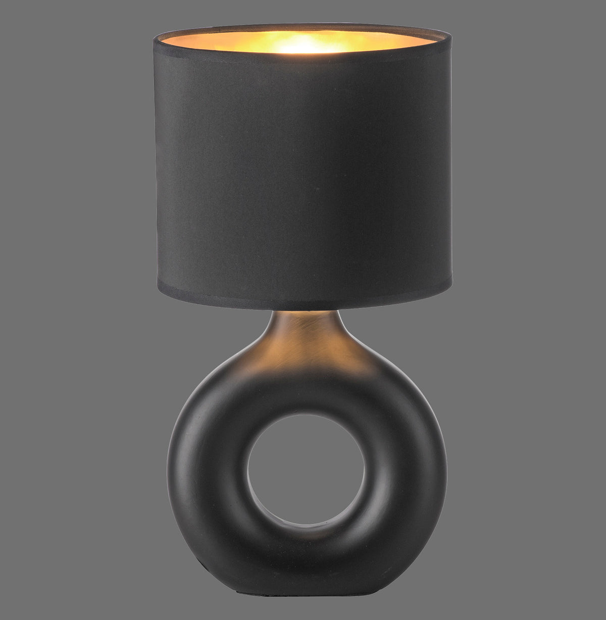 Lampe à poser vue de face sur fond gris, abat-jour noir et base céramique