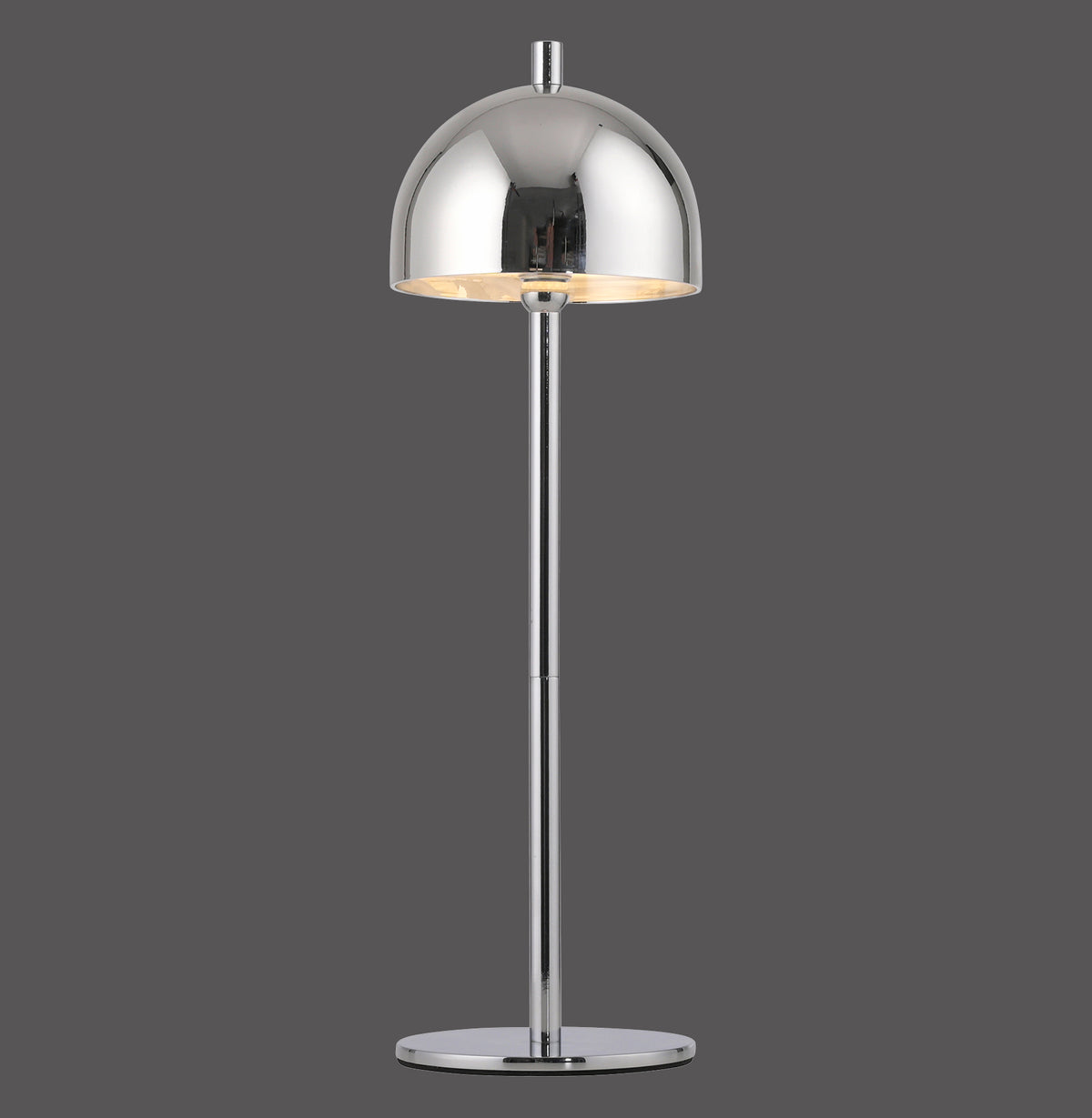 Lampe de table chromée vue de face sur fond gris, abat-jour dôme et pied fin.