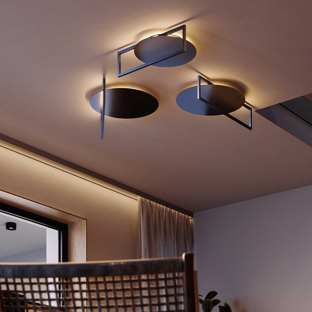 Vue de dessous de trois plafonniers noirs ronds avec cadres rectangulaires, plafond beige