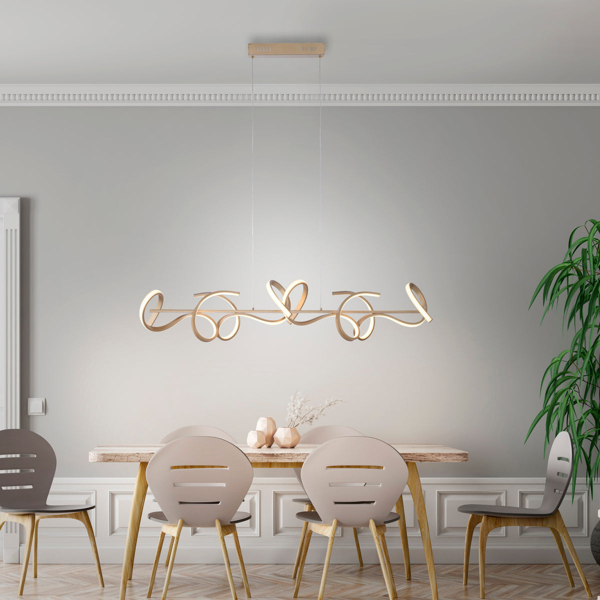 Suspension installée au-dessus d'une table de salle à manger, avec chaises et plante.