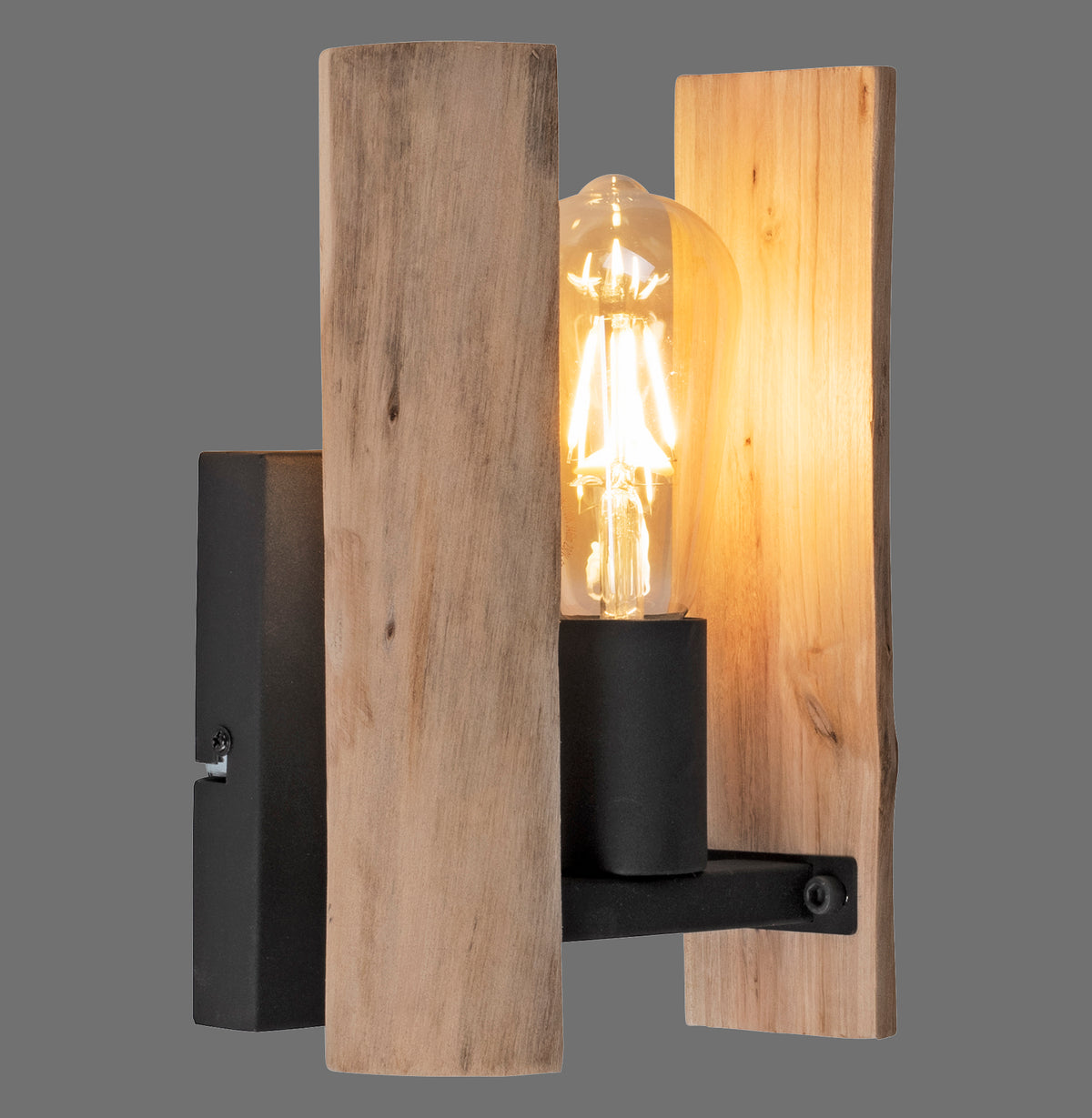 Vue de trois quarts de l'applique murale en bois brut et métal noir, ampoule allumée.