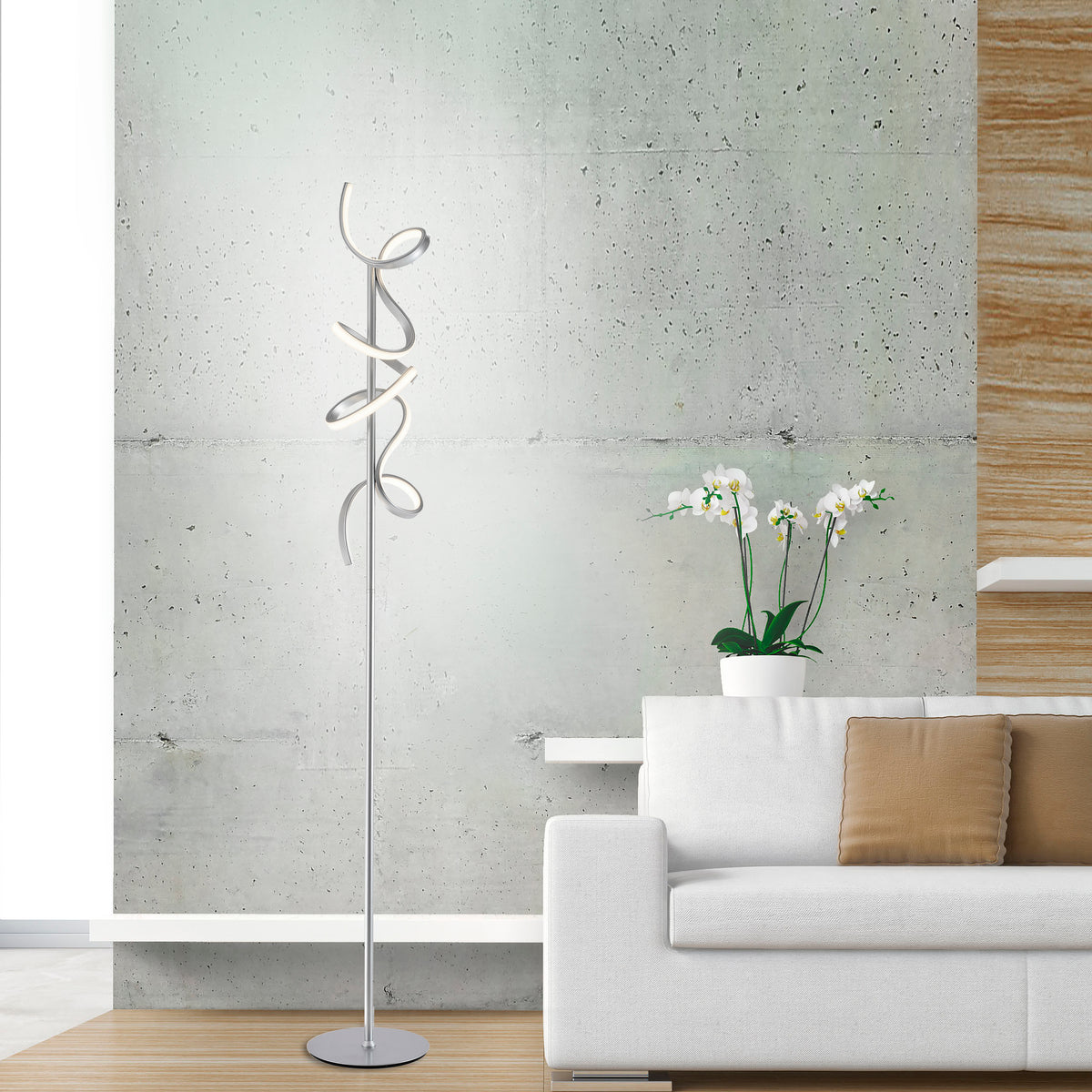 Mise en ambiance salon avec lampadaire allumé devant mur béton et canapé blanc.