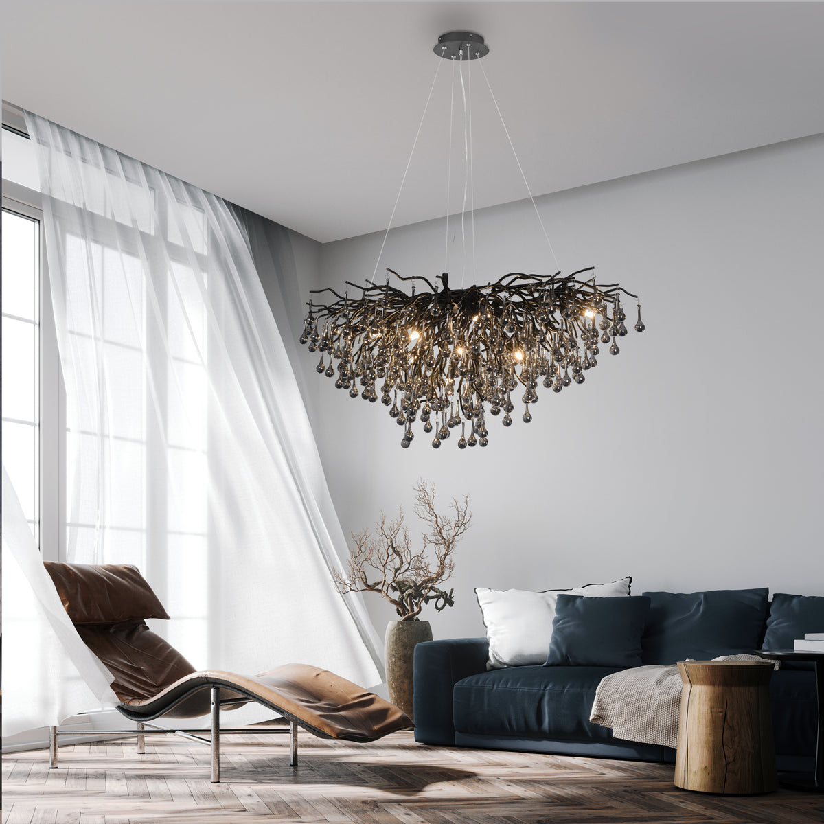 Mise en ambiance dans un salon moderne avec canapé bleu et fauteuil en cuir.