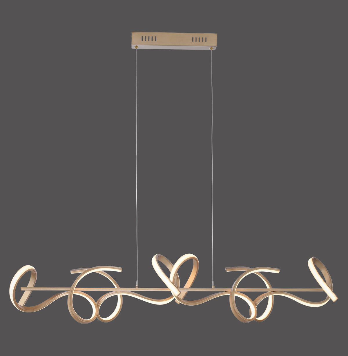 Vue de face du luminaire suspendu aux boucles dorées sur fond gris anthracite.