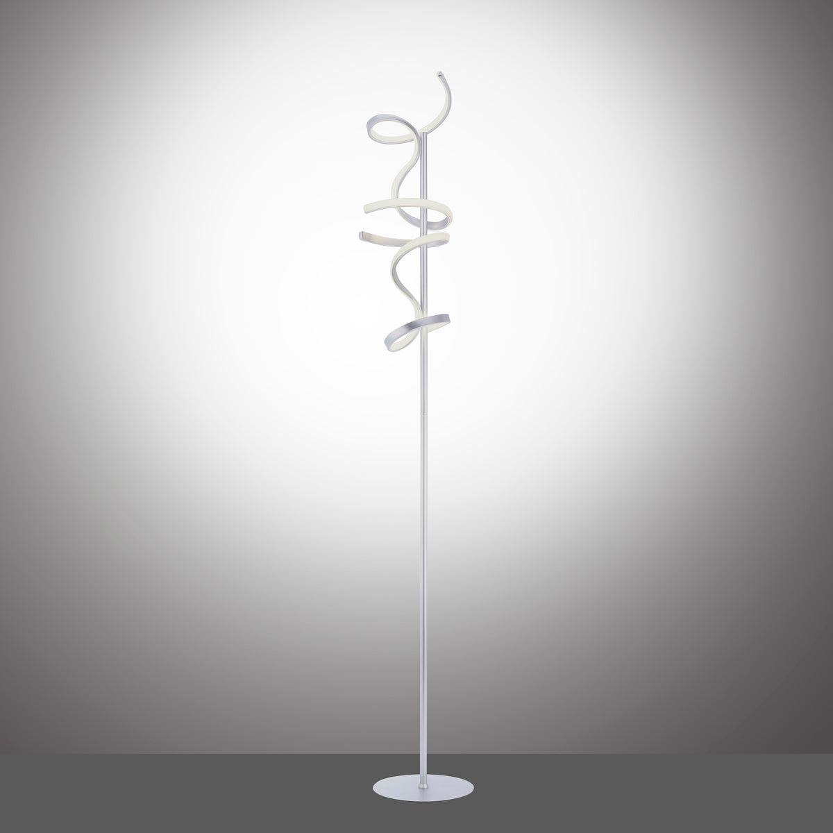 Lampadaire argenté présenté sur dégradé gris, spirale décorative et base ronde.