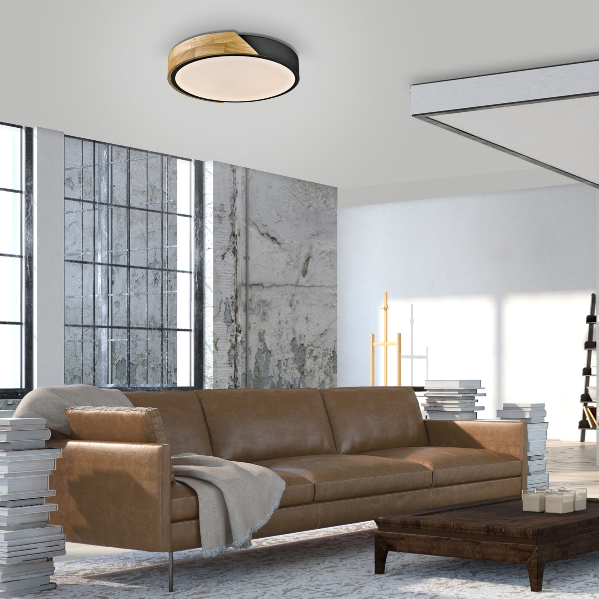 Mise en ambiance dans un salon au canapé en cuir marron