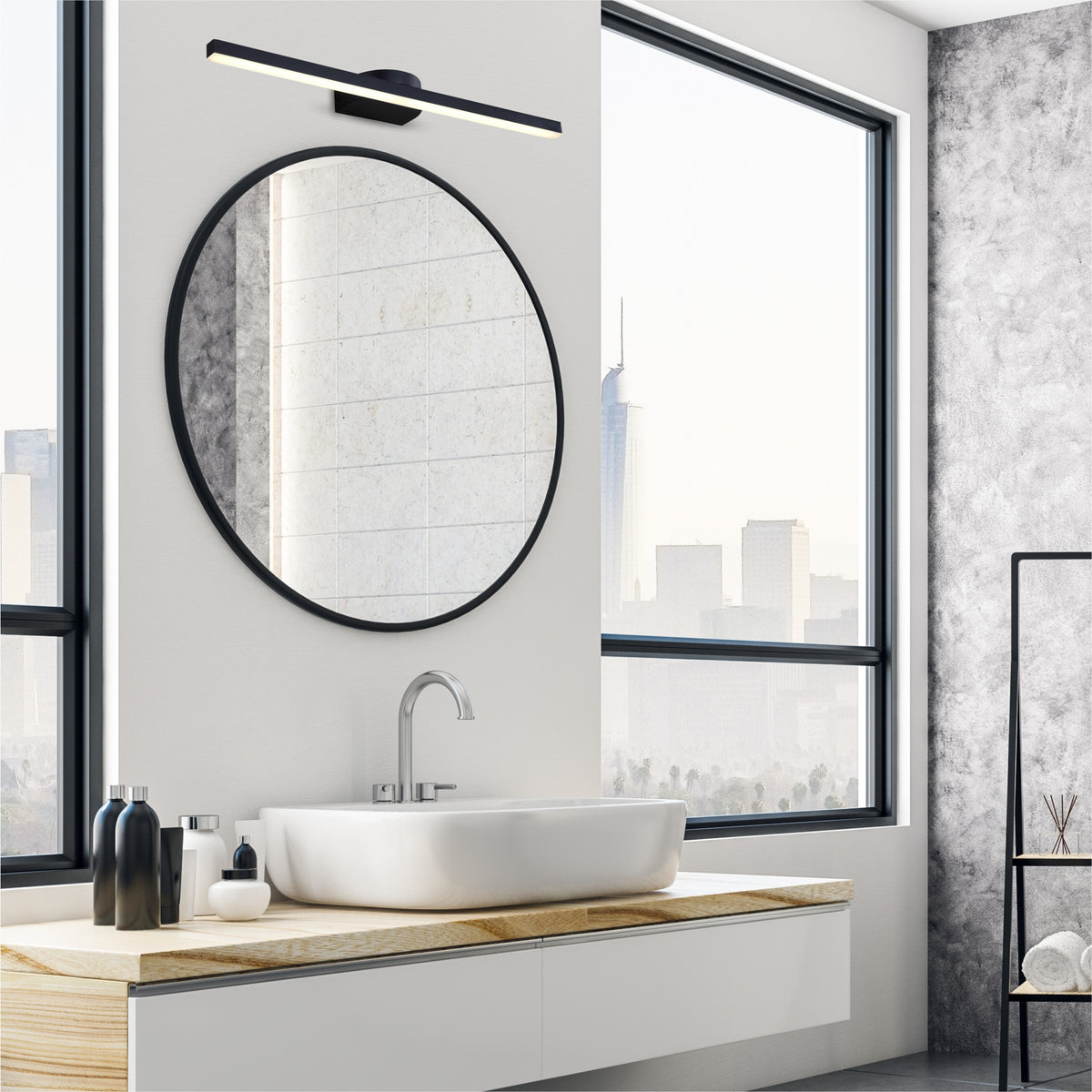 Applique murale allumée au-dessus d'un miroir rond dans une salle de bain