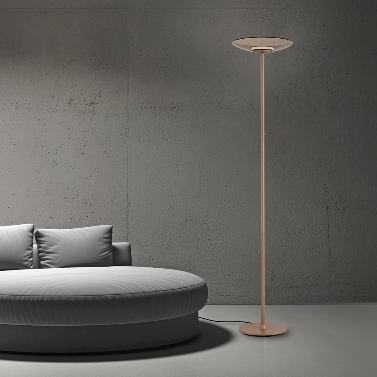 Mise en ambiance : lampadaire allumé près d'un canapé gris et mur béton.