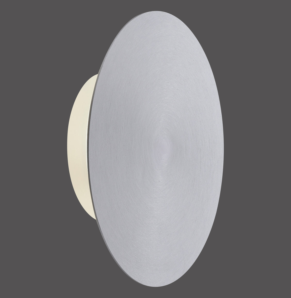 Vue de profil de l'applique argentée sur fond gris, montrant épaisseur et base blanche.