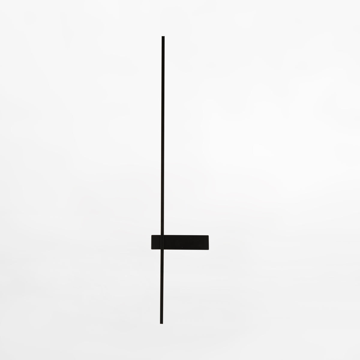 Vue de face d'une applique murale noire avec longue tige verticale et support rectangulaire.
