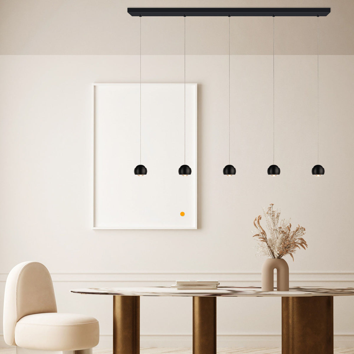 Vue d'ensemble du rail blanc et des cinq luminaires noirs dans un intérieur clair