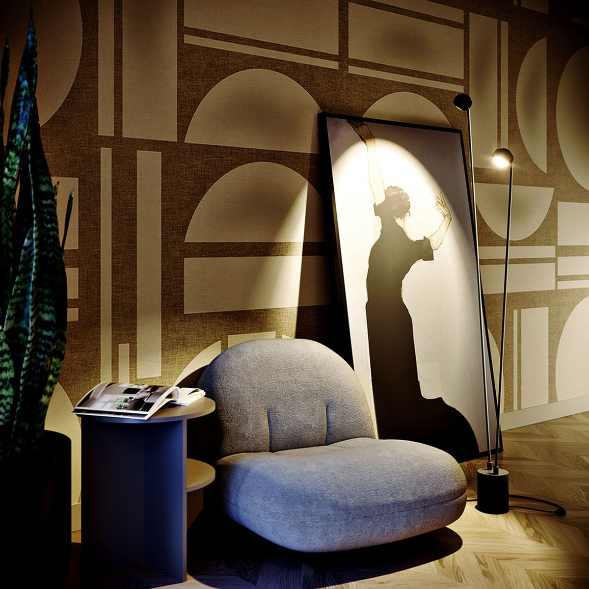 Lampadaire posé au sol dans un salon, éclairage sur tableau et fauteuil gris