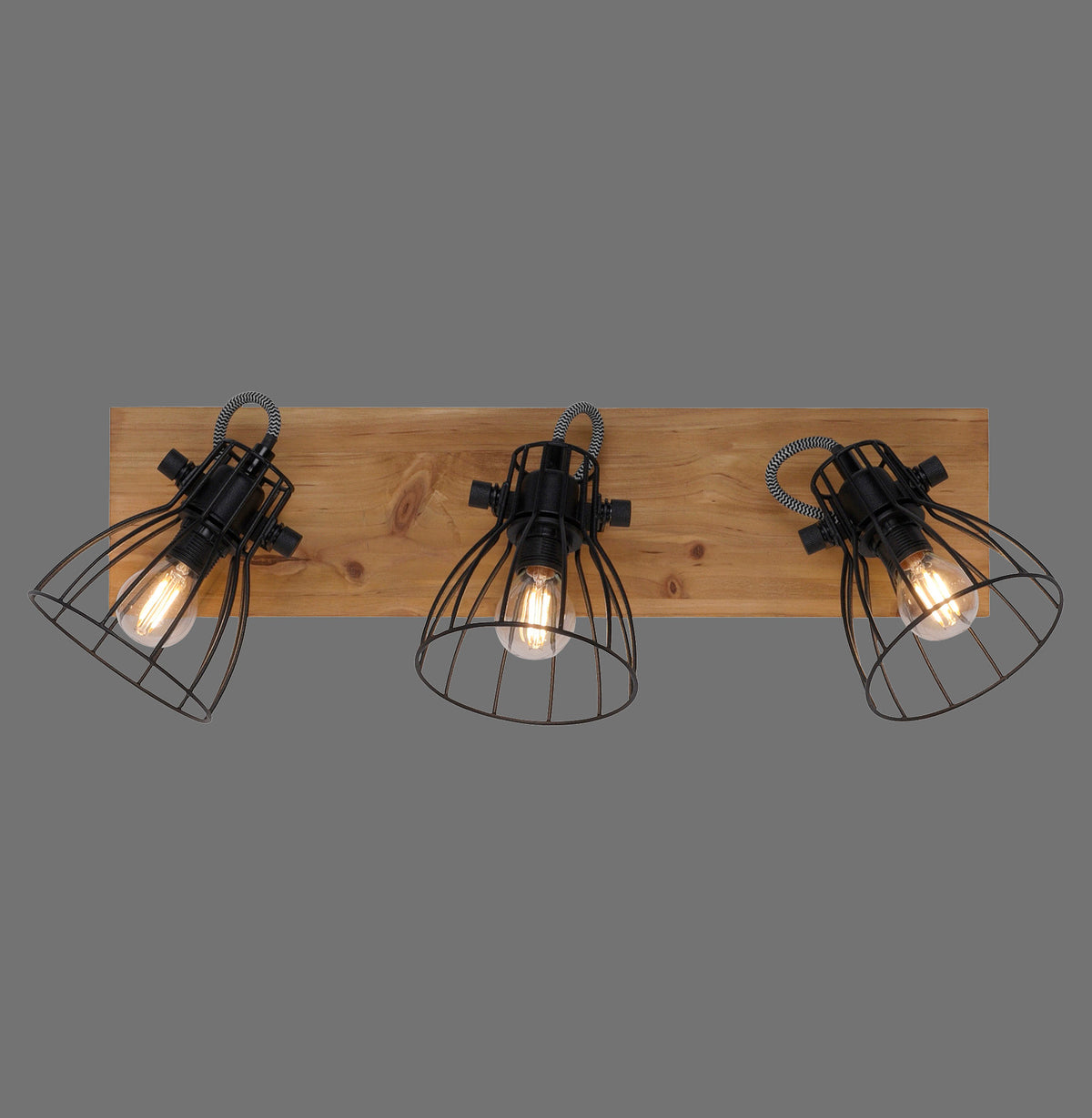 Vue de face du plafonnier trois lumières, base en bois clair et cages métalliques noires.