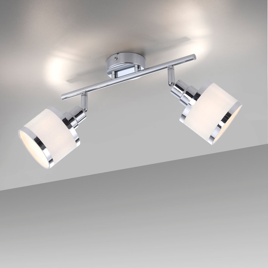 Plafonnier deux lumières allumé, fixé au plafond, éclairage direct et ombres projetées.