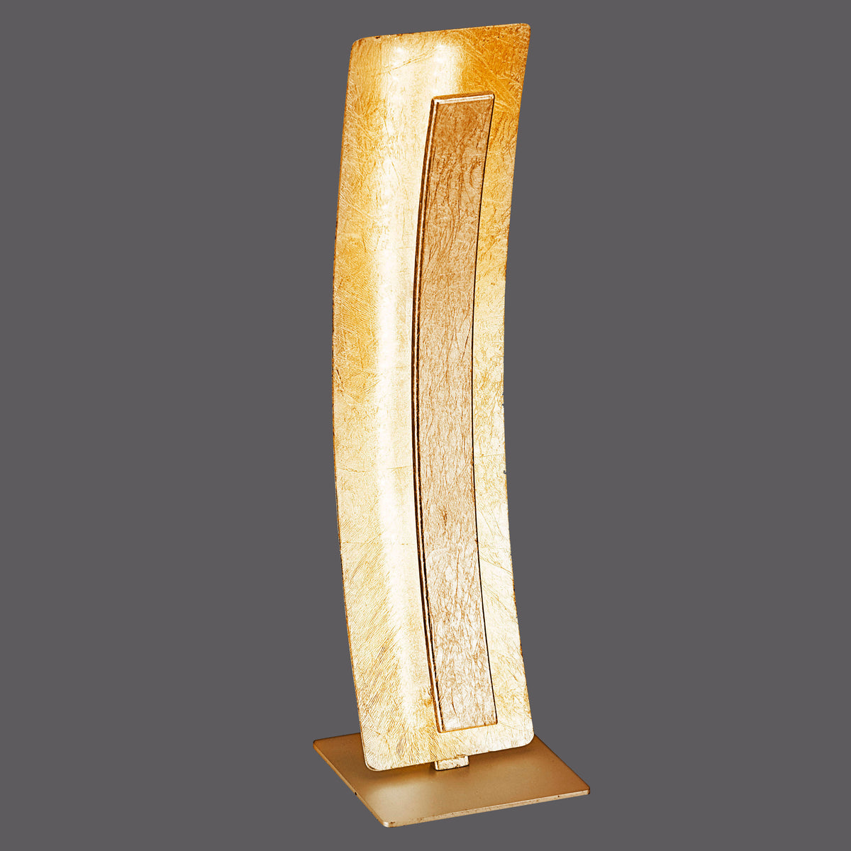 Lampe à poser dorée rectangulaire allumée sur fond gris, vue de face