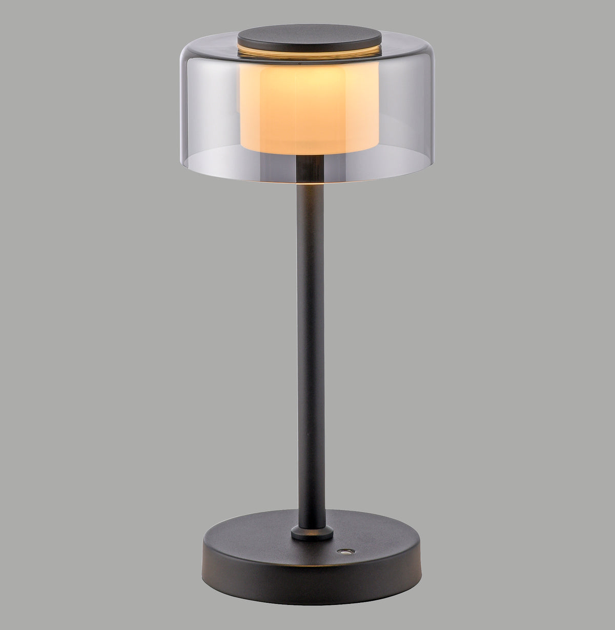 Lampe de table noire allumée, vue de face sur fond gris uni