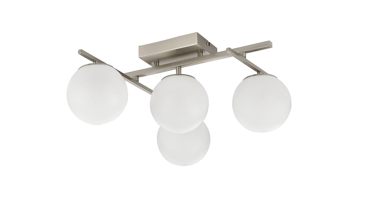 Plafonnier nickel à quatre globes de verre opalin, vue de face sur fond blanc