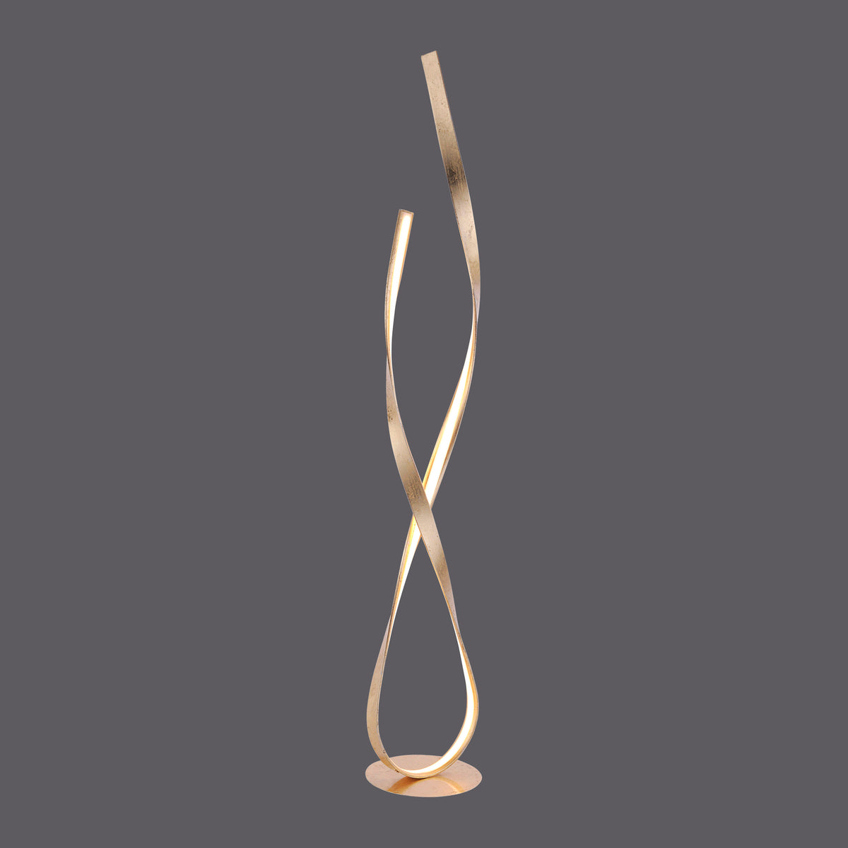 Lampadaire doré sculptural au design torsadé, présenté seul sur fond gris.