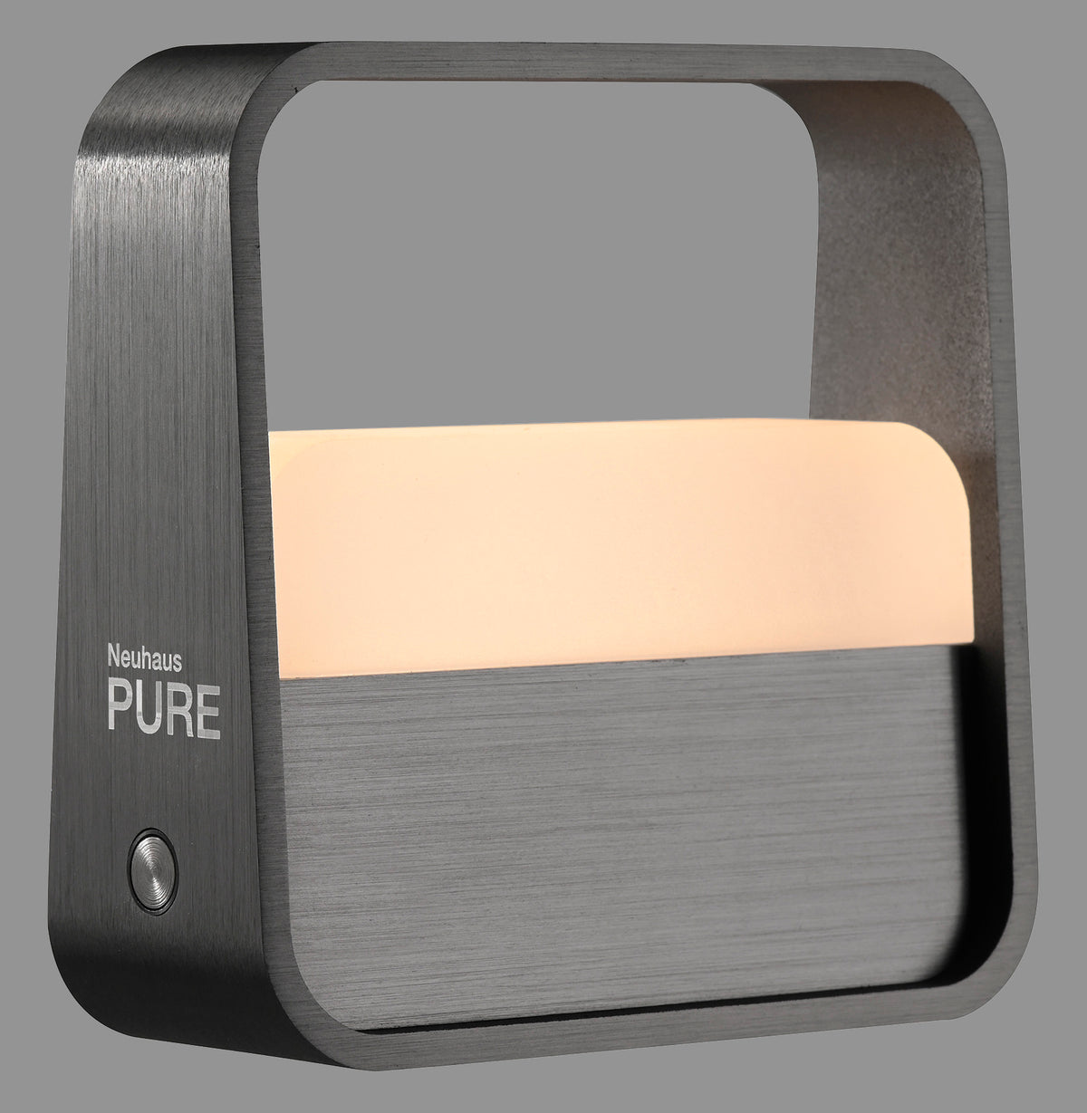 Lampe à poser grise inclinée, cadre en aluminium brossé et diffuseur lumineux allumé.