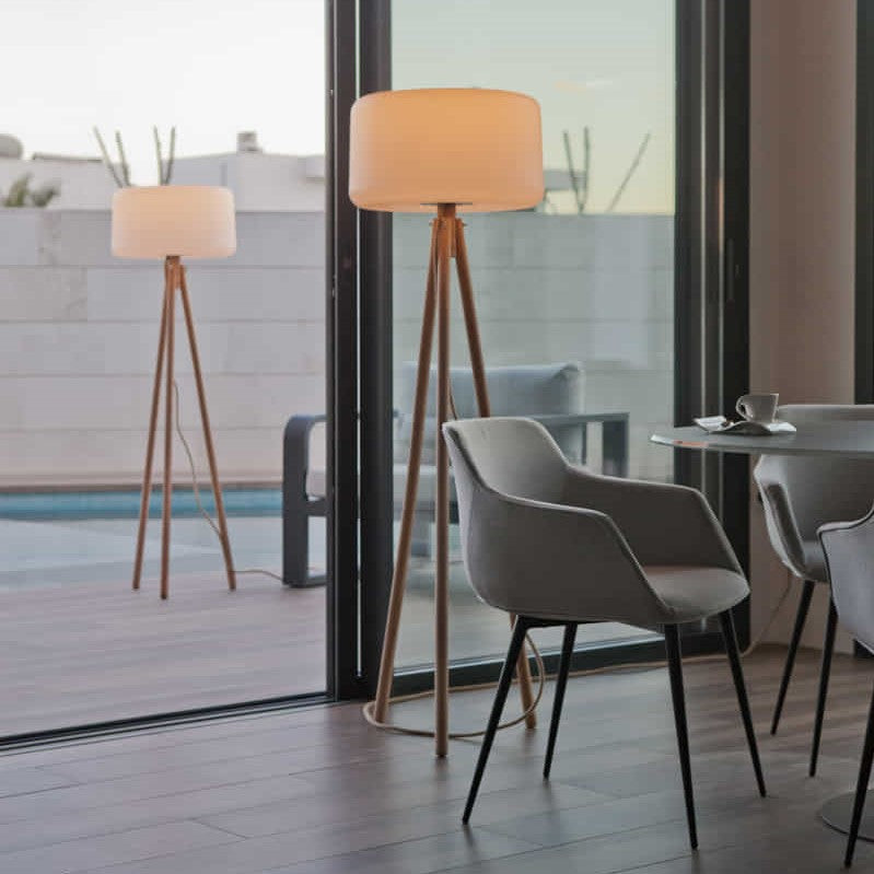 Stehlampe Chloe 140 mit Holzbeinen