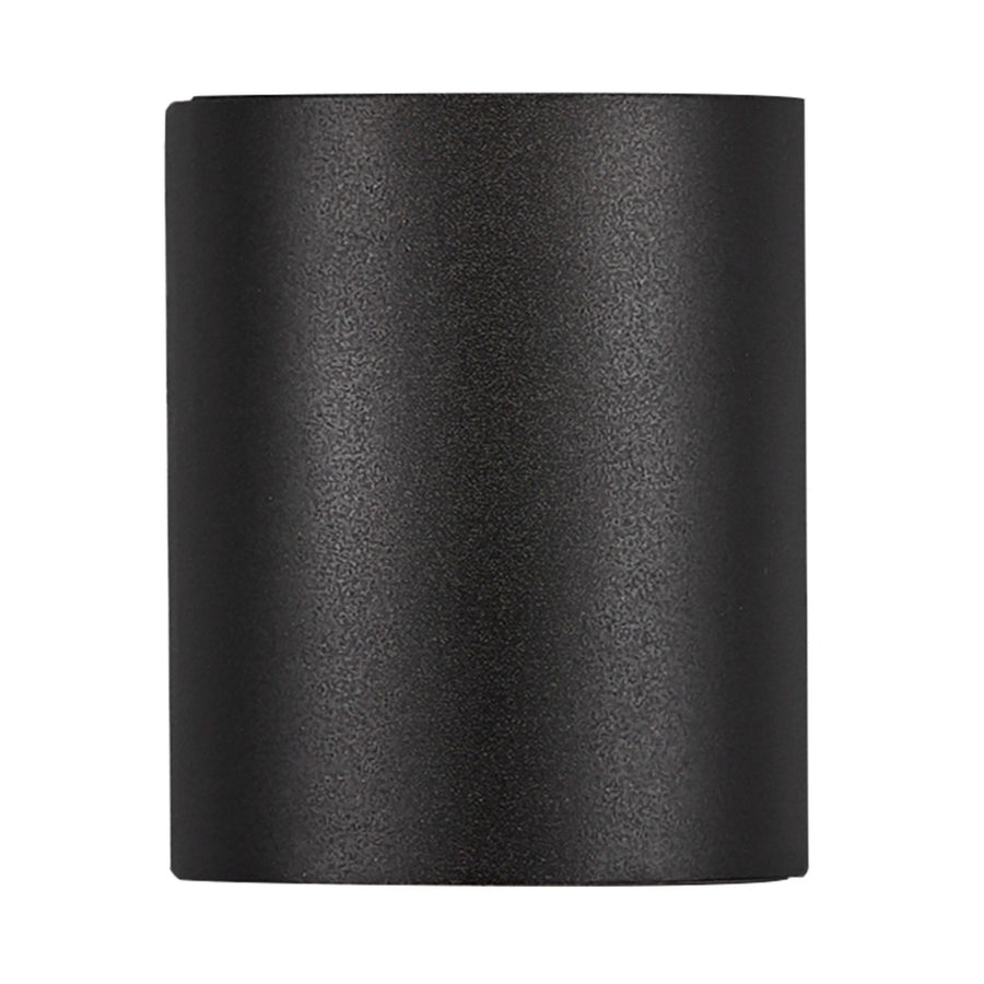 Gros plan de la face avant noire mate du boîtier cylindrique sans détail lumineux