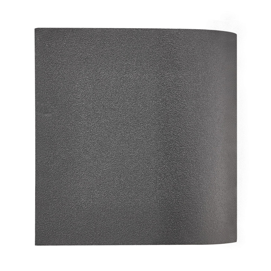 Vue frontale à plat du boîtier cylindrique noir présenté seul sur fond blanc