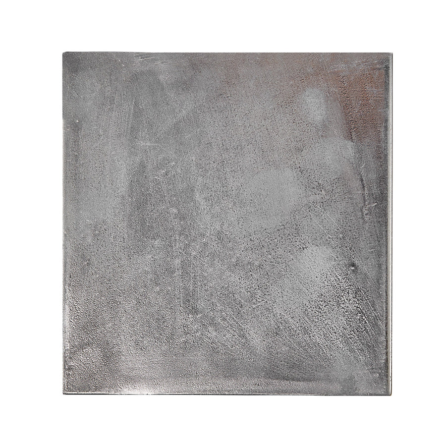 Détail de la face avant carrée, texture grise et mate façon béton.