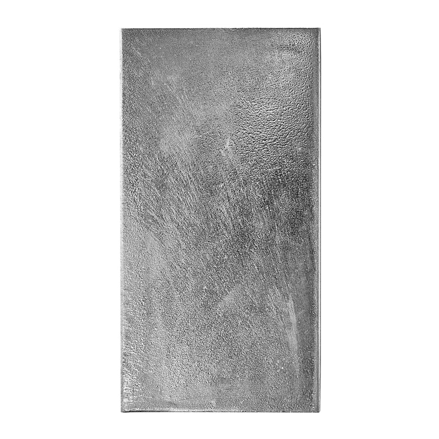 Détail de la surface en acier galvanisé aux reflets et stries caractéristiques.
