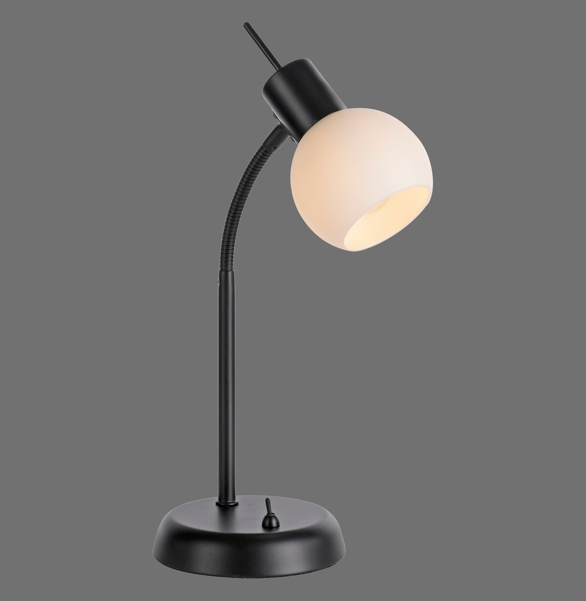 Lampe noire à col flexible et abat-jour rond en verre opalin, allumée sur fond gris.