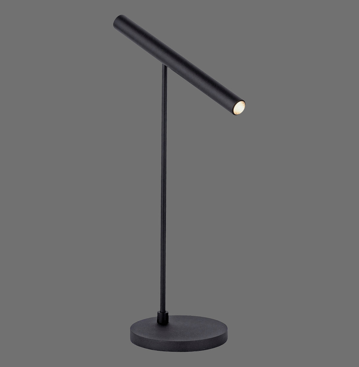Lampe à poser noire avec tête cylindrique inclinée, sur fond gris neutre.