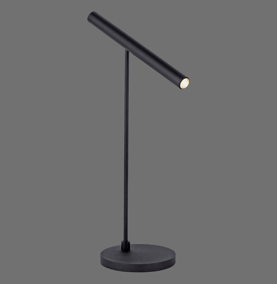 Lampe à poser noire avec tête cylindrique inclinée, sur fond gris neutre.
