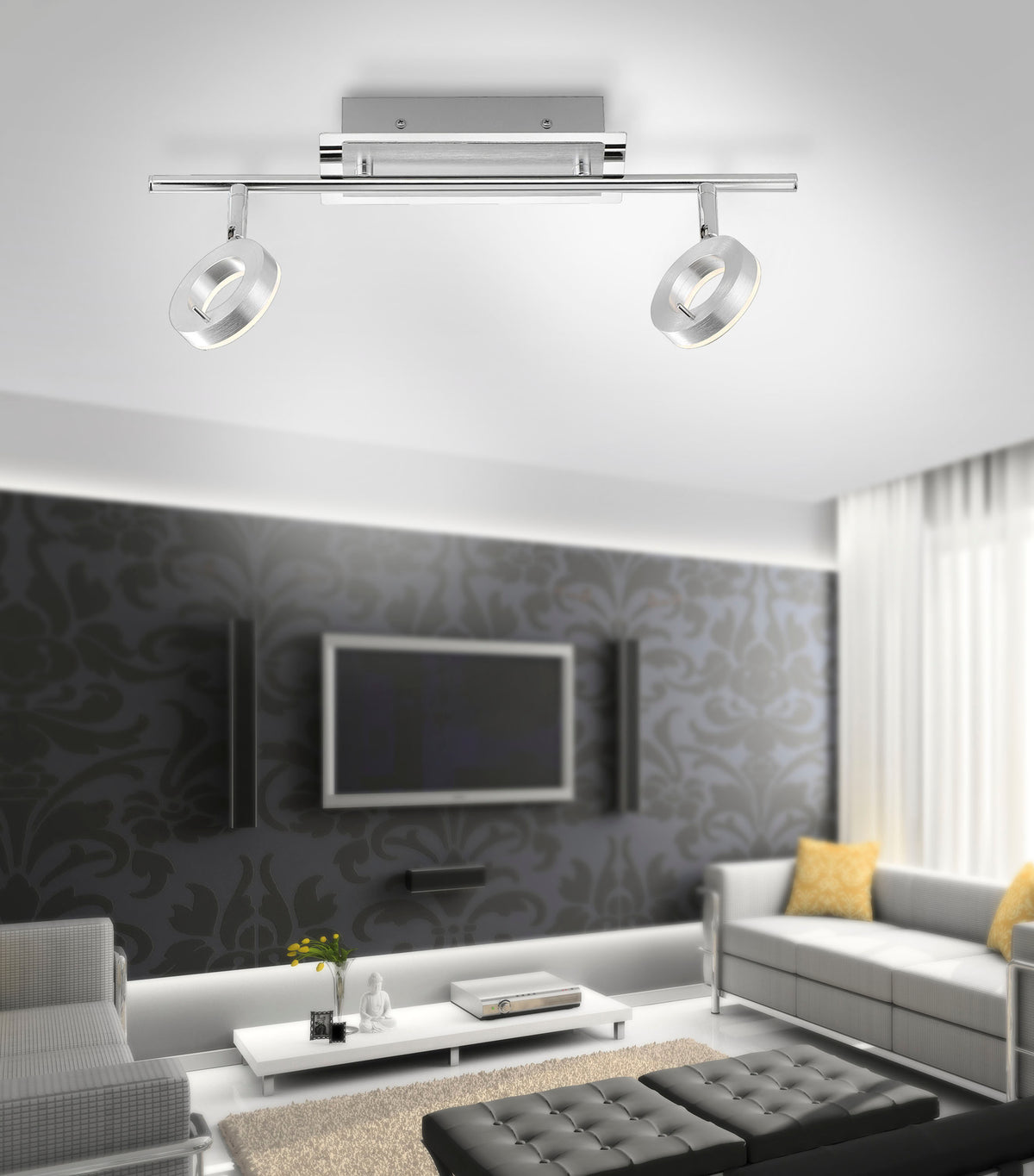 Mise en ambiance dans un salon moderne avec le plafonnier allumé au-dessus d'un meuble TV.