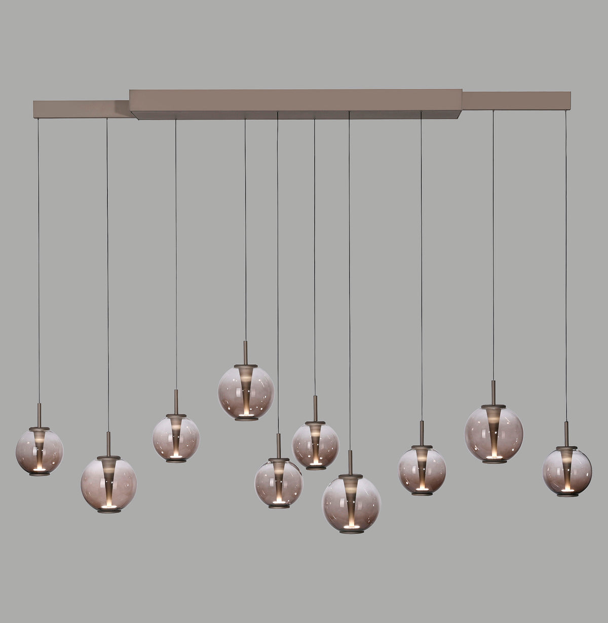 Suspension à barre rectangulaire marron et neuf globes de verre fumé suspendus