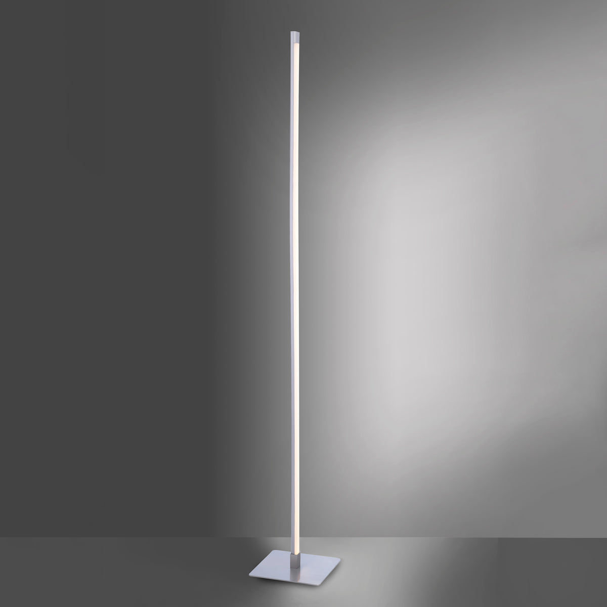 Lampadaire vertical fin sur fond gris, base carrée en acier, lumière allumée.