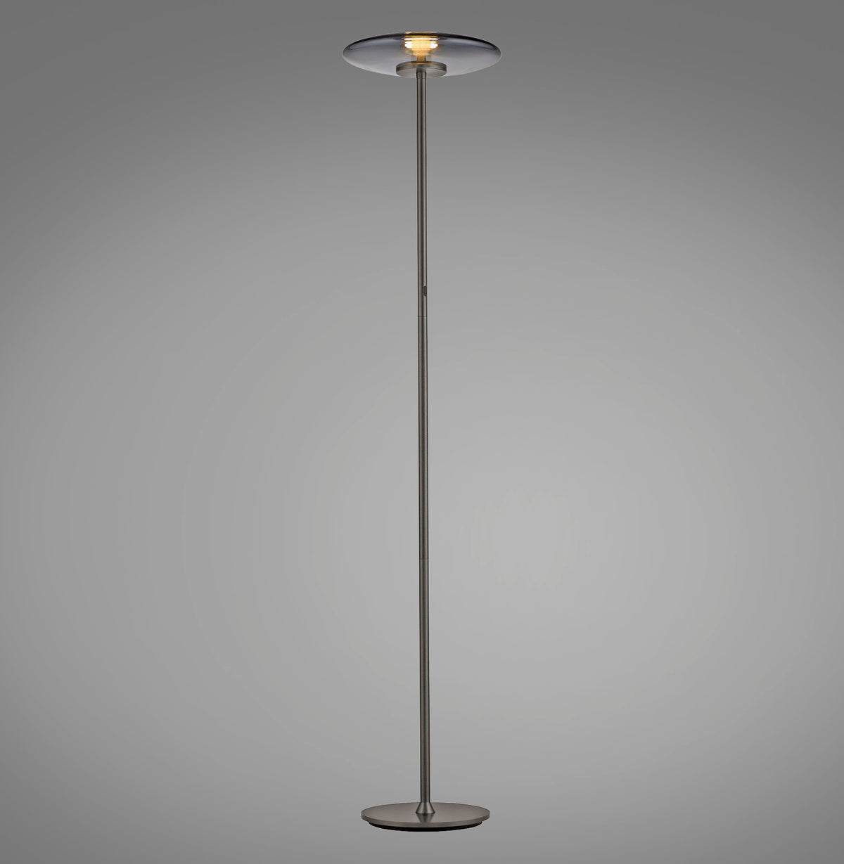 Lampadaire entier de face sur fond gris, abat-jour rond en verre fumé allumé