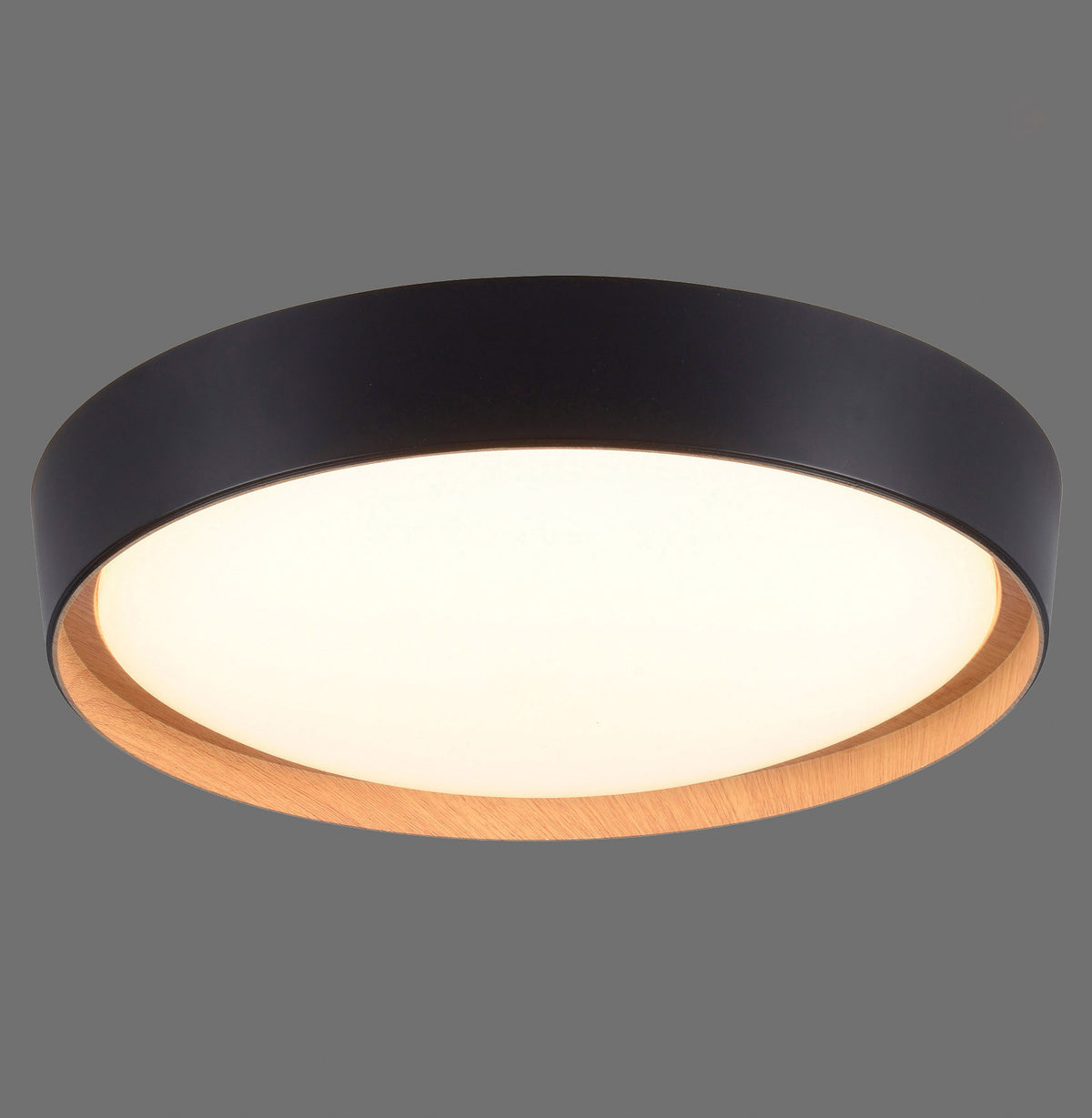 Plafonnier rond noir bordé de bois clair, éclairé de face sur fond gris
