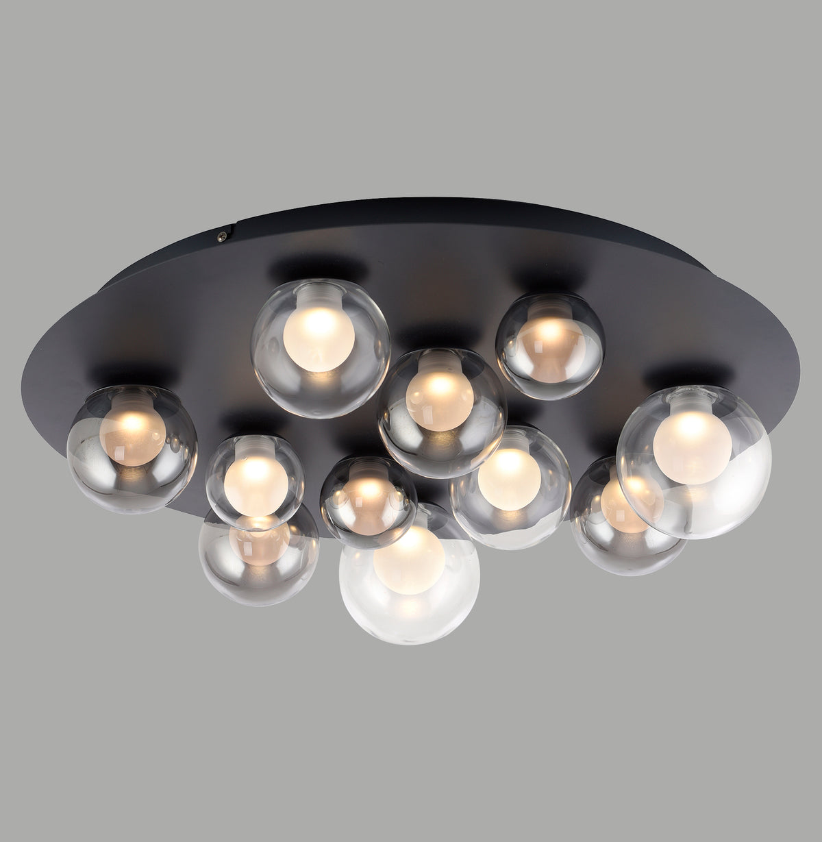 Vue de dessous du plafonnier noir et de ses dix globes de verre