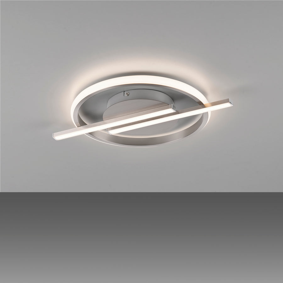Plafonnier allumé fixé au plafond gris, diffusant une lumière blanc chaud tout autour.