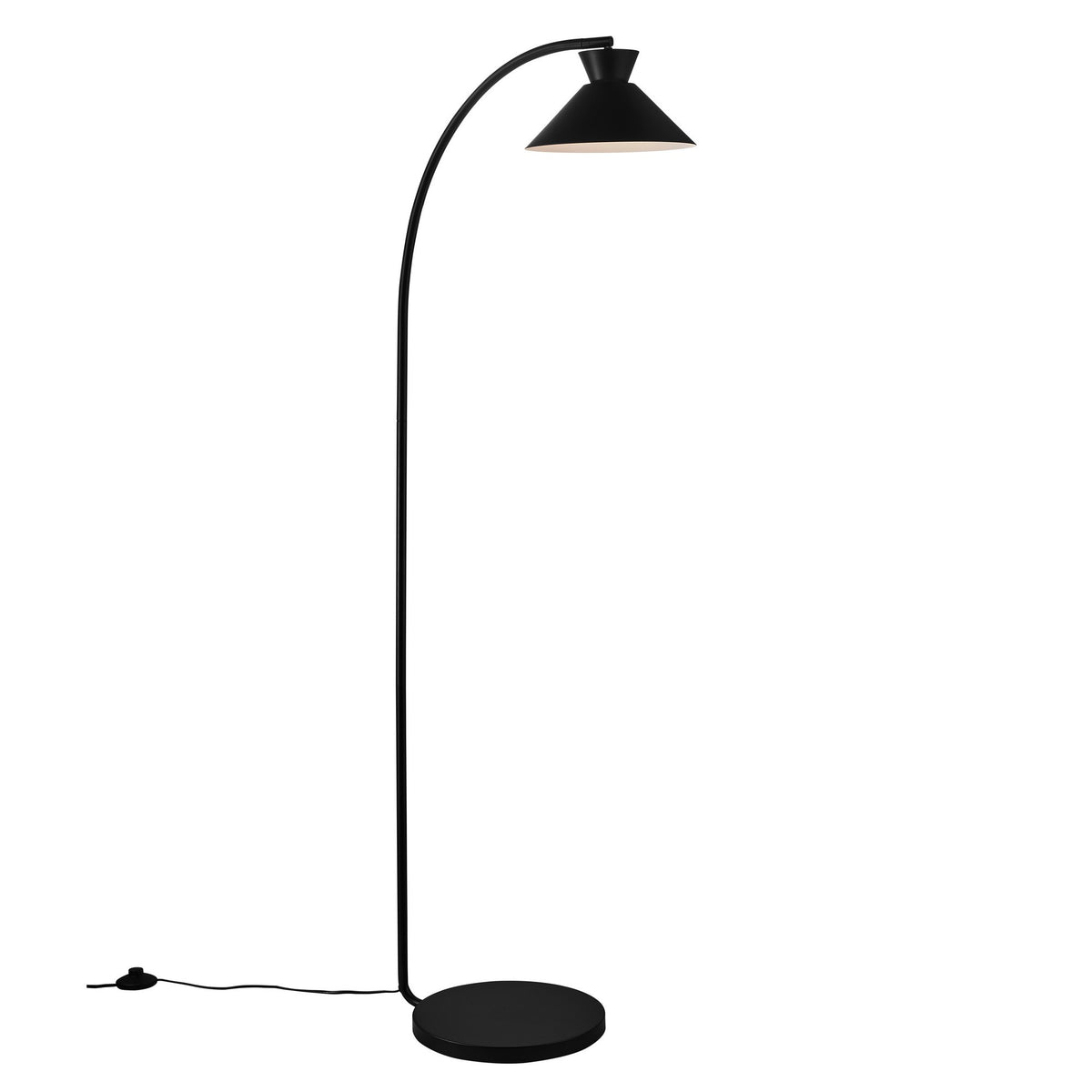 Lampadaire noir de trois quarts, arc métallique et diffuseur conique allumé