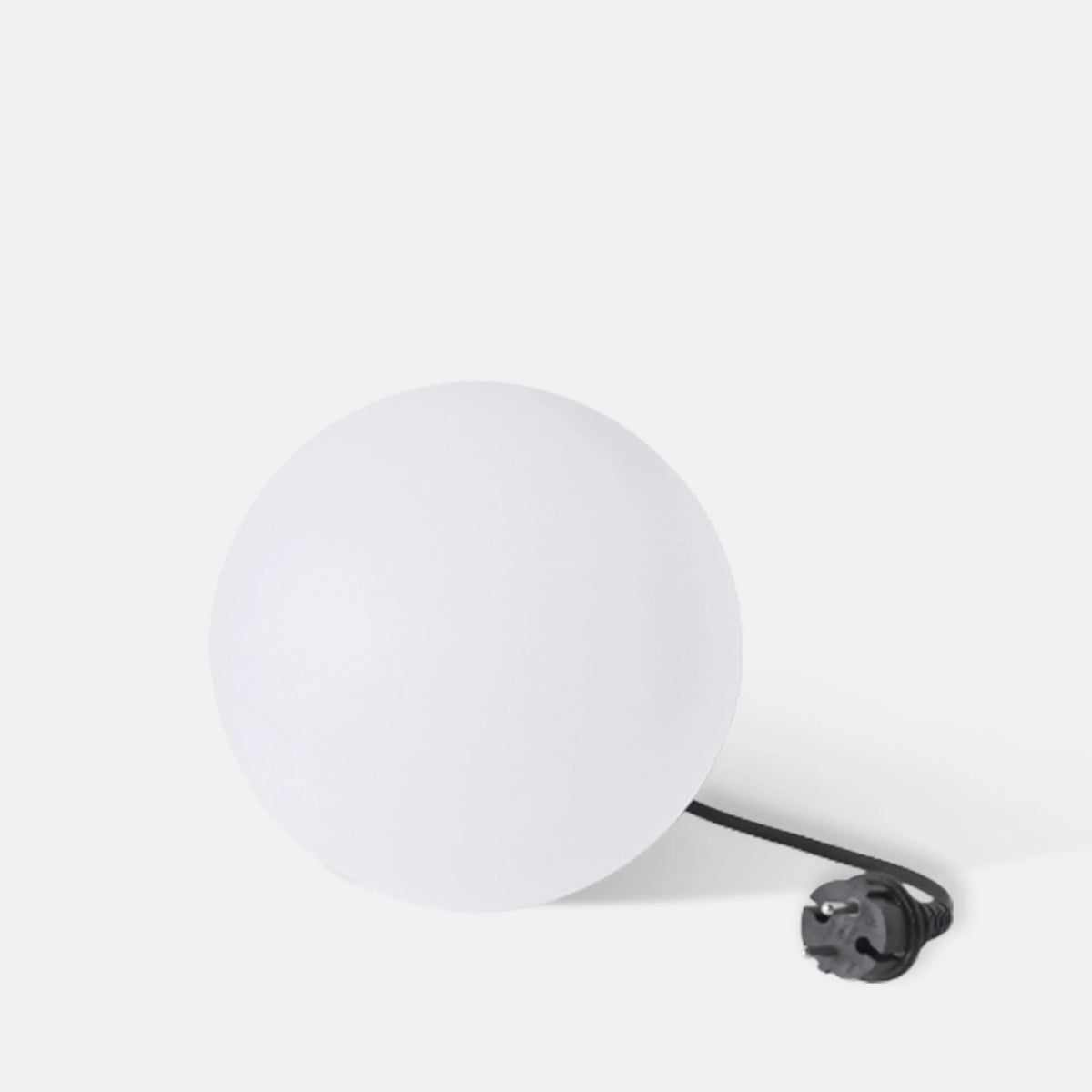 Boule lumineuse blanche de face avec son câble noir et sa prise sur fond blanc