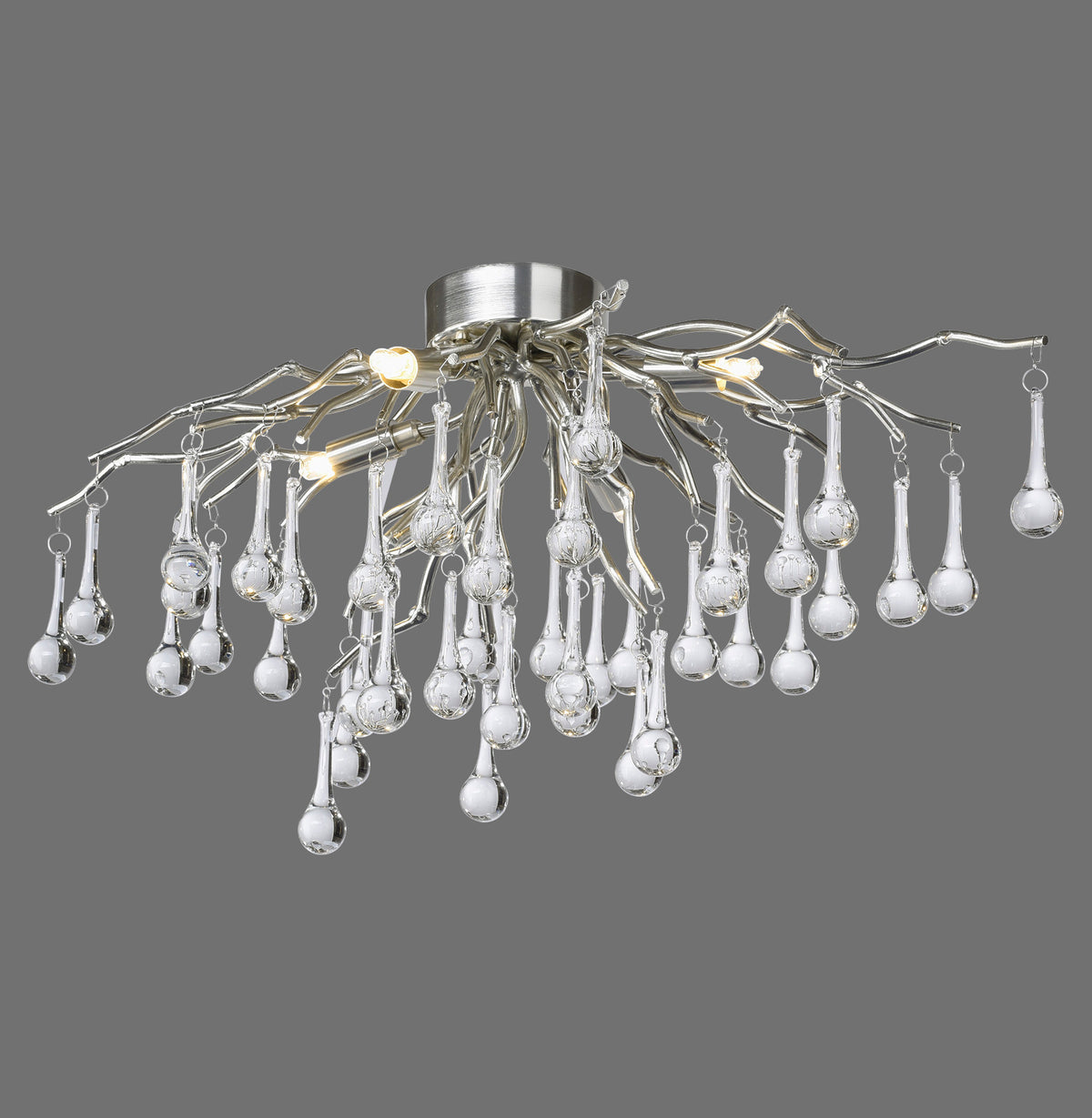 Luminaire plafonnier complet sur fond gris, branches métalliques et gouttes de verre suspendues.