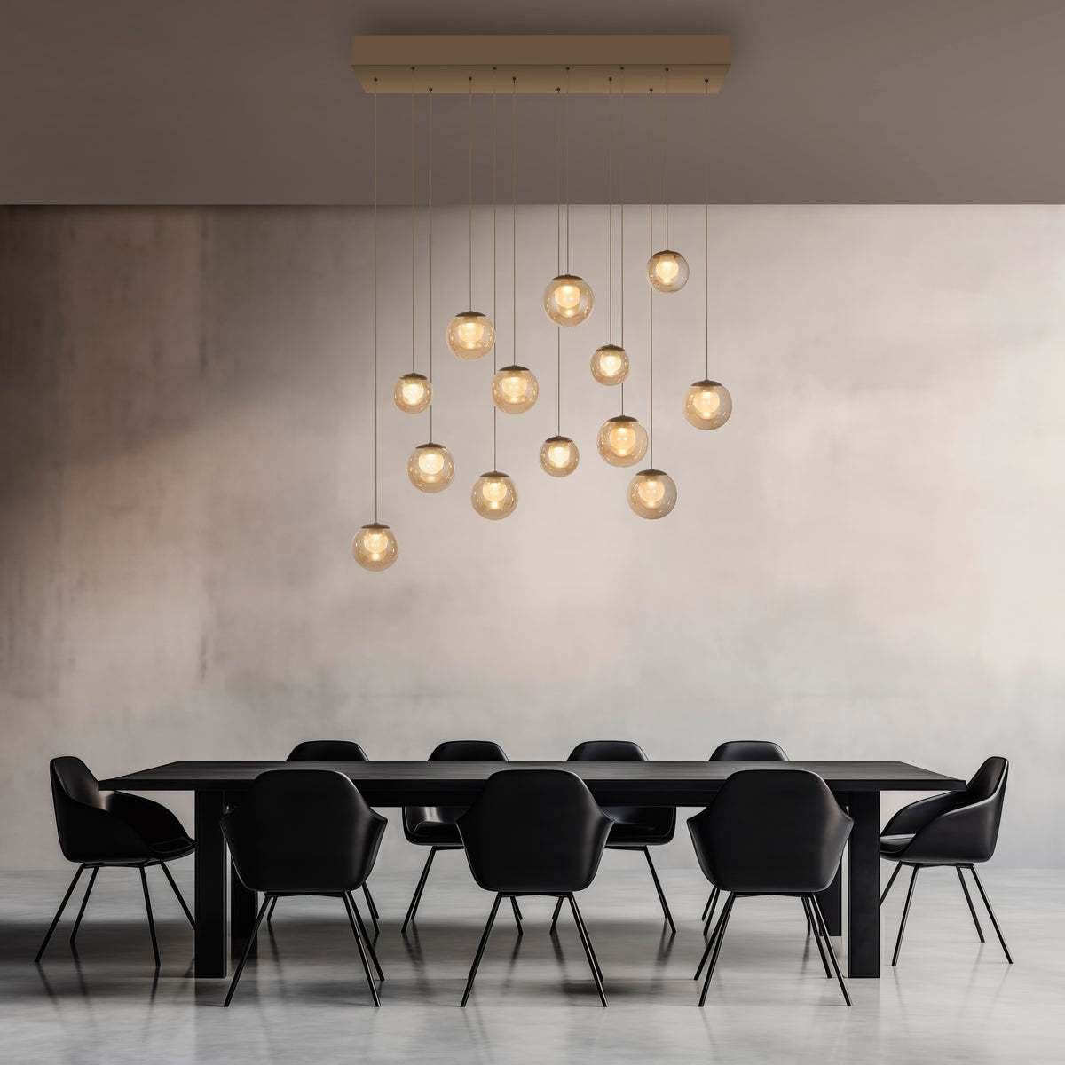 Mise en ambiance au-dessus d'une longue table noire entourée de chaises design