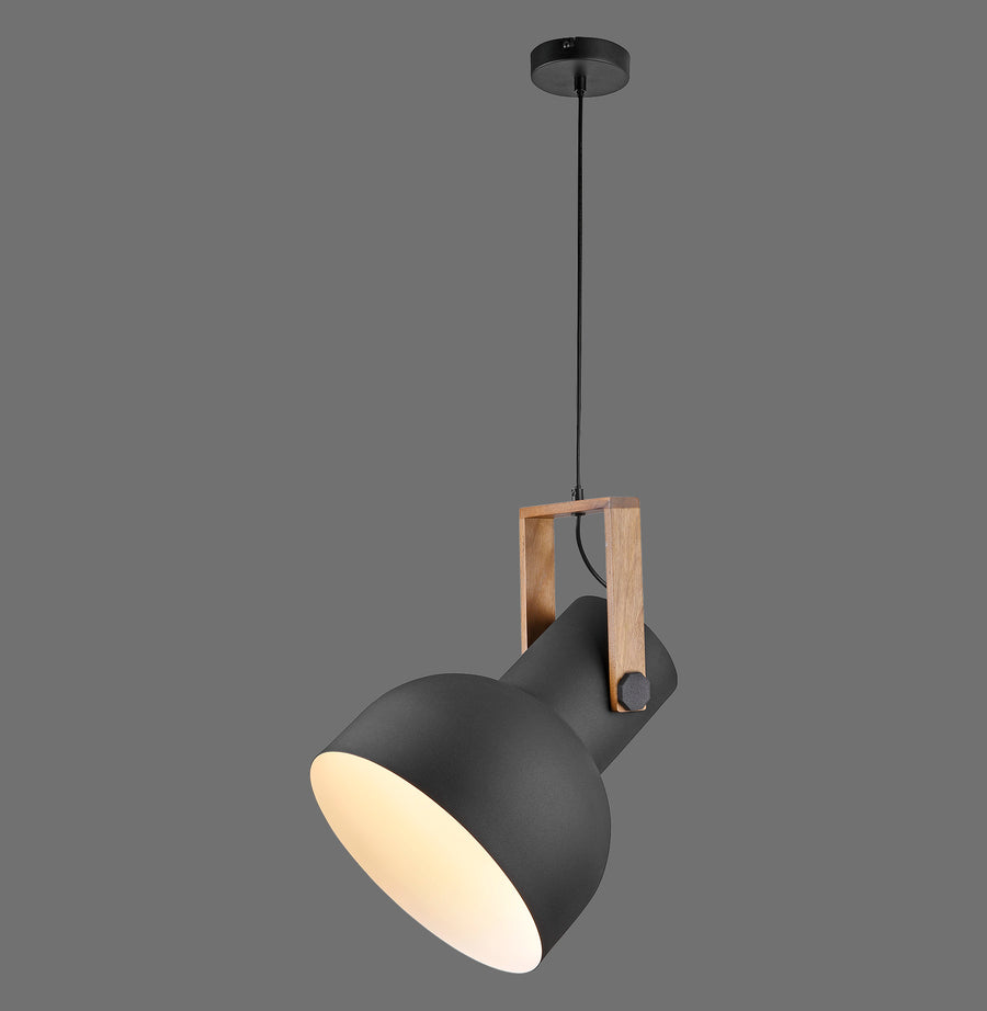 Suspension noire mat à abat-jour orientable et support en bois clair, vue de trois quarts.