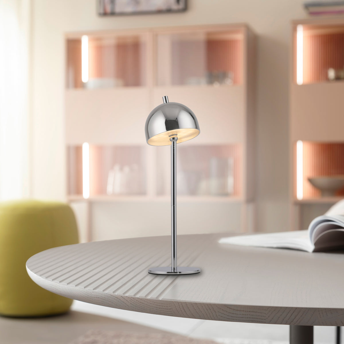 Mise en ambiance : lampe posée sur une table en bois dans un intérieur clair.