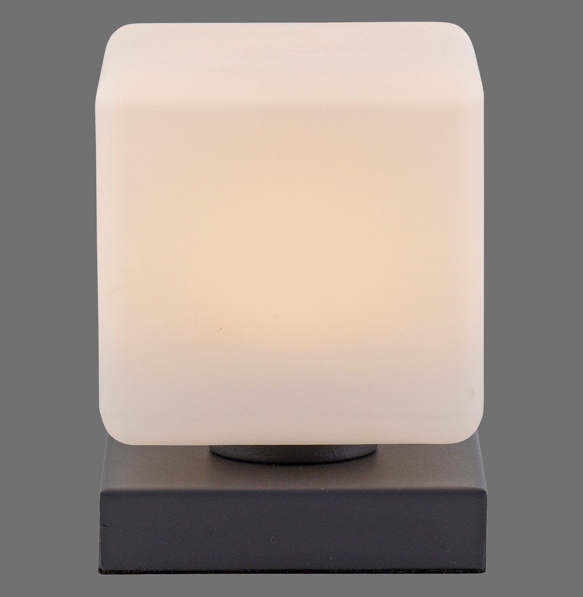 Vue de face de la lampe à poser en verre opalin sur socle anthracite.