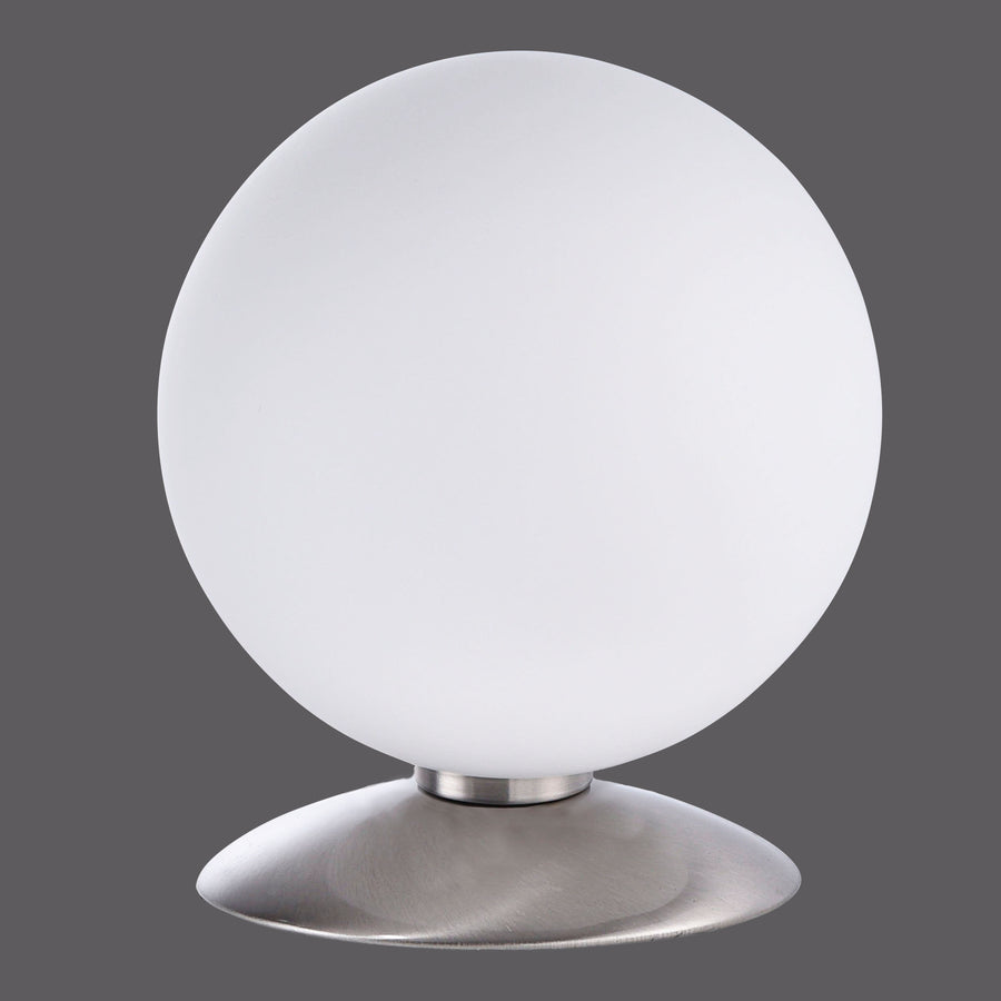Lampe à poser avec globe en verre opalin et base en acier brossé, vue de face.