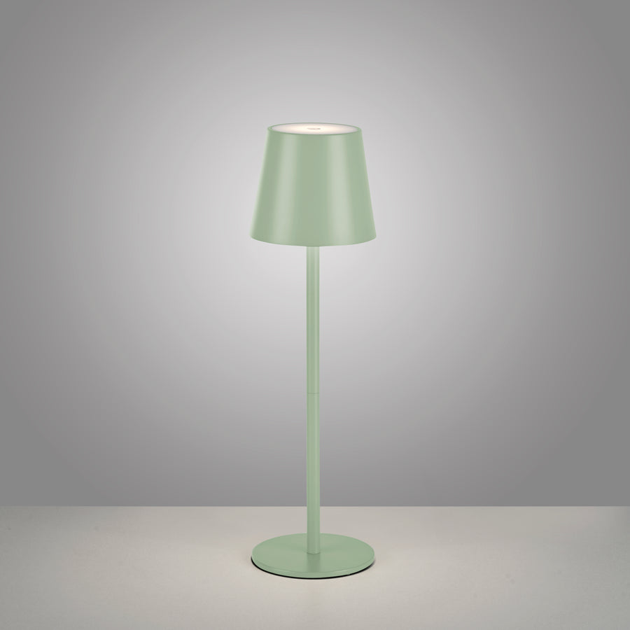Photo studio sur fond gris clair, lampe allumée, abat-jour conique et tige fine.