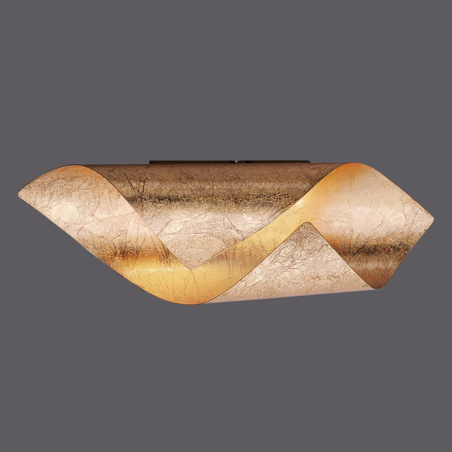 Vue de face de l'applique dorée, abat-jour enroulé aux reflets cuivrés.