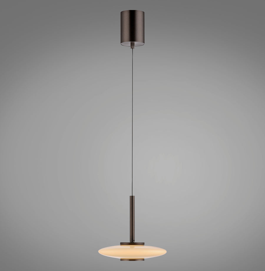 Suspension marron foncé vue de face sur fond gris, abat-jour plat en verre opalin